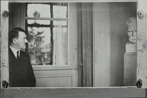 
                                                 <a href="https://blog.klassik-stiftung.de/netzwerk-foerster-nietzsche-adolf-hitler/" target=" target=" class="external-link">Adolf Hitler</a> (1932) © Klassik Stiftung Weimar