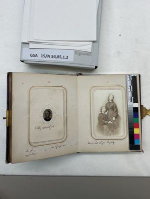 
                        Album mit Ferrotypie (links) und Carte de Visite  Albuminpapier
                    