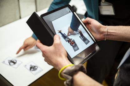 Beispiel einer Augmented Reality Anwendung: Bei „Konzerthaus Plus“ werden die Karten neu gemischt und auf dem Bildschirm wird das Digitale Streichquartett erlebbar