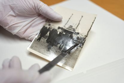 Diese Fotografie zeigt Sargträger bei der Beisetzung von Elisabeth-Förster Nietzsche in Röcken, 1935. Auch hier ist ein Schadensbild durch Klebstoff erkennbar (GSA 178/474).