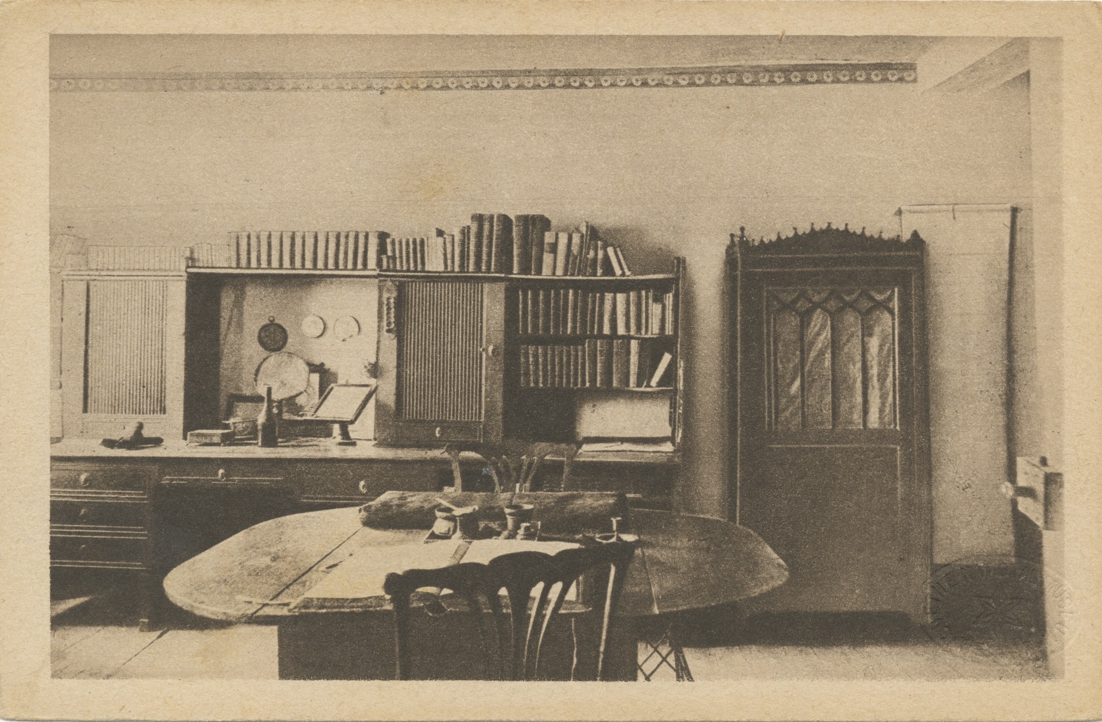 <p>Goethes Arbeitszimmer um 1900. Die als Postkarte reproduzierte Fotografie zeigt rechts den Pappelholzschrank, in dem Goethe das Manuskript zu <em>Faust II</em> hinterließ. © Klassik Stiftung Weimar</p>