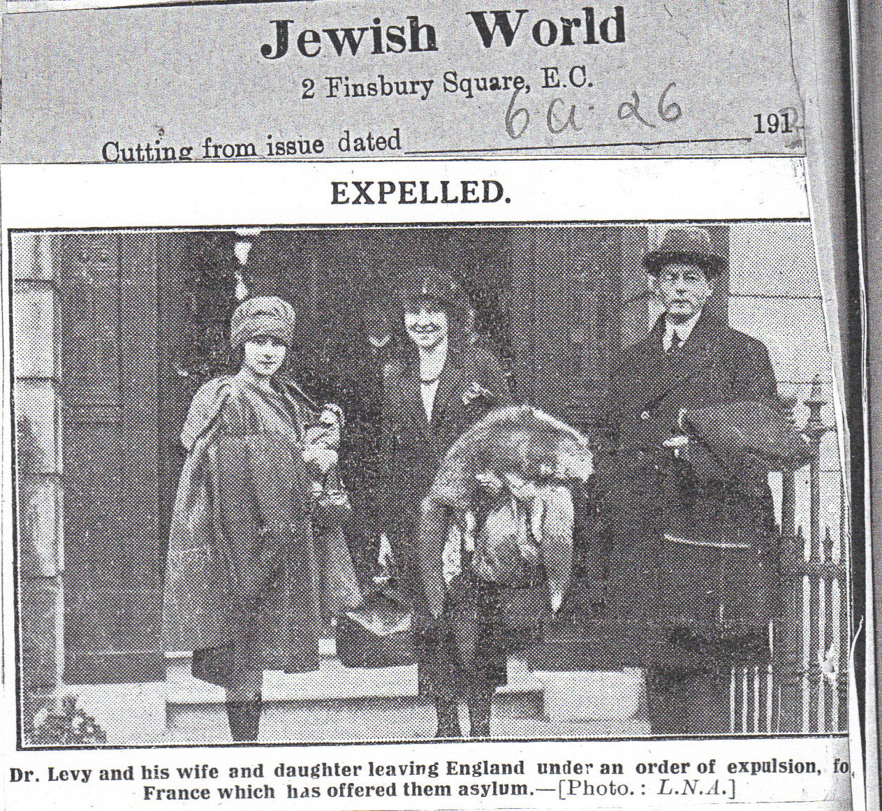 <p><em>Expelled.</em> Zeitungsausschnitt, vermutlich <em>The Jewish World,</em> London, 1921.</p>