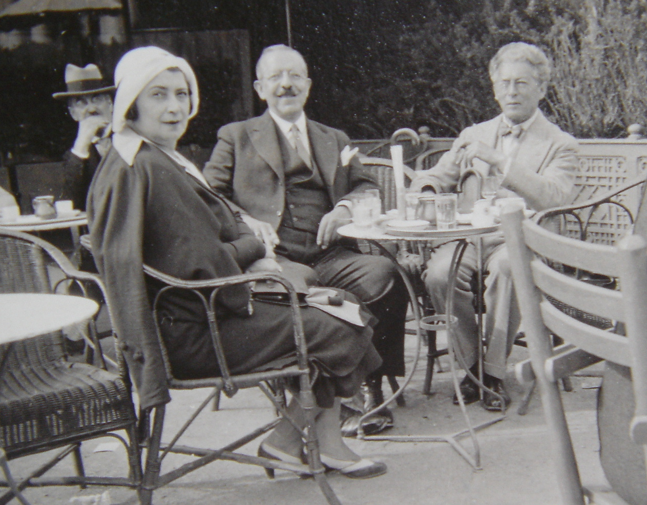 <p>Oscar Levy mit einem Herrn (Heinrich Mann?) und einer Dame in einem Straßencafé. ©Villa Luisenquelle</p>