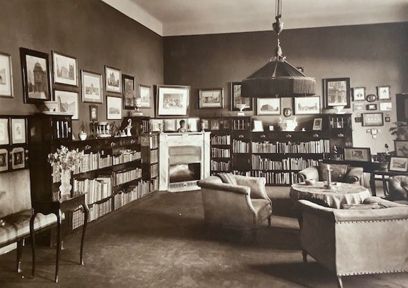 Books in the Vienna flat of the von Klarwill family, undated, view I