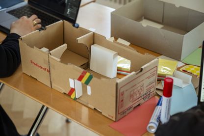 Auch mit Pappe wird experimentiert