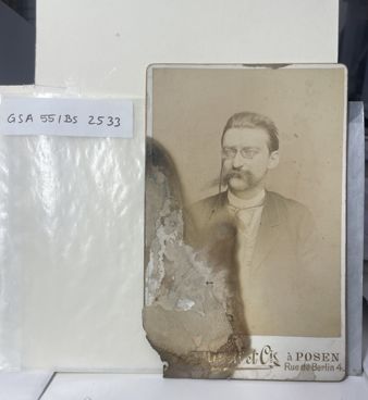 Auch Feuchtigkeitseinwirkungen hinterlassen unliebsame Spuren, wie hier auf dem Porträt von Rechtsanwalt Ziorobek (GSA 55/BS 2533).