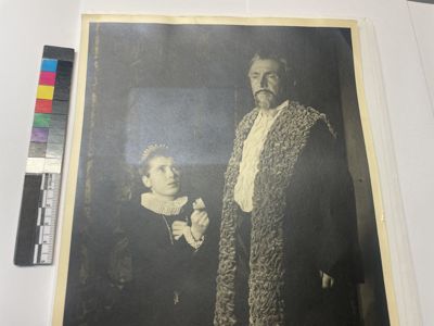 Vergilbte Etiketten auf Archivhüllen können Silberspiegel verursachen. Oxidiertes Silber bildet Silberionen, die sich zu metallischem Silber reduzieren und als bläulicher Belag, besonders in dunklen Bereichen der Fotografie, sichtbar werden.