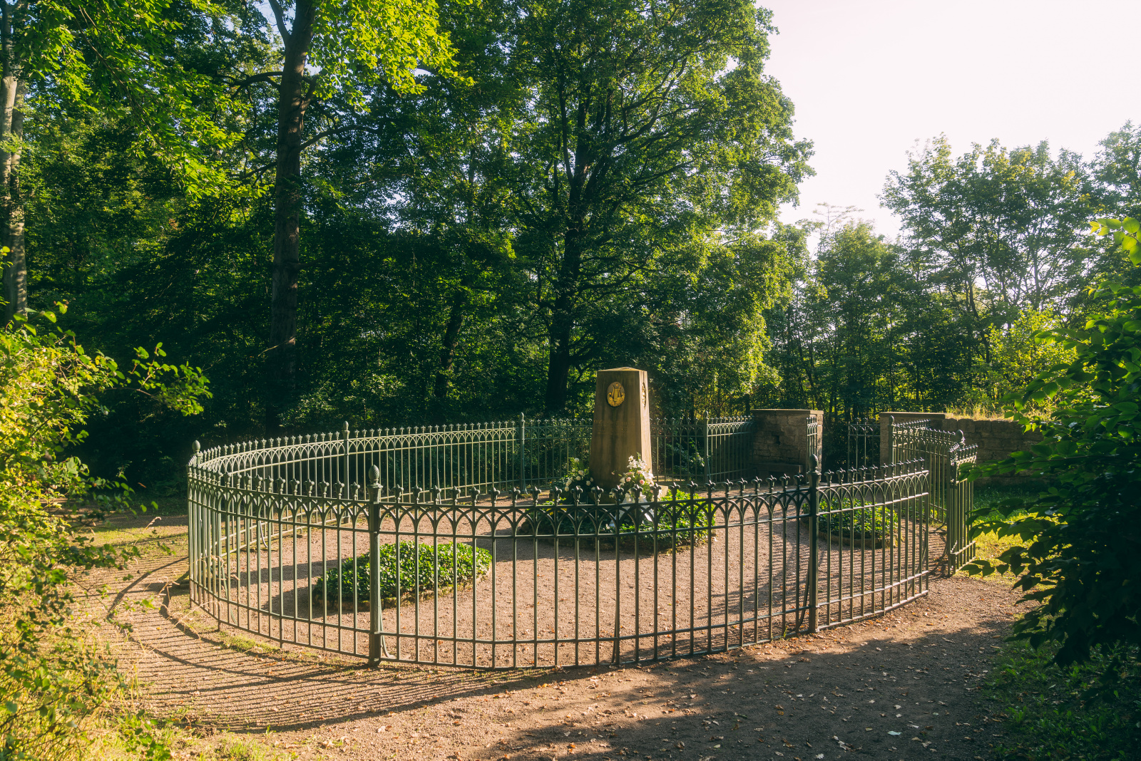 Brentano-Wieland-Grabstätte in seiner heutigen Form mit Sinnbildern, Distichon und eiserner Umfriedung. Foto: Klassik Stiftung Weimar