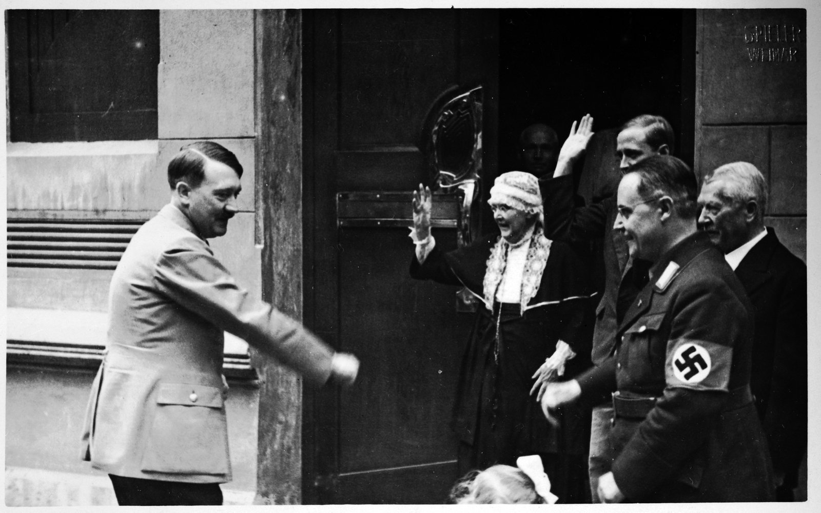 Adolf Hitler wird von Elisabeth Förster-Nietzsche vor dem Nietzsche-Archiv empfangen, 1934