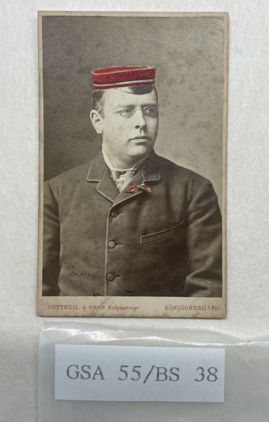 Carte de Visite auf Albuminpapier, coloriert: Dargestellt ist der Mediziner und Philologe Paul Albrecht, 1886 (GSA 55/BS 38)