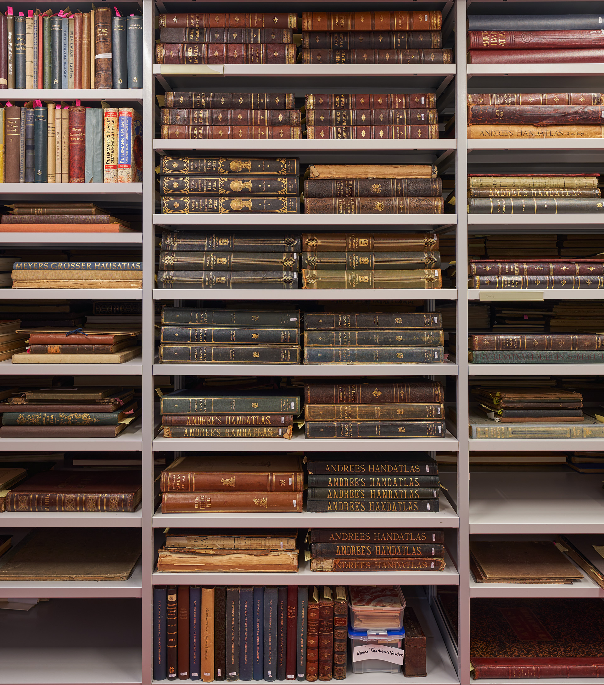 Atlanten im Tiefmagazin der Bibliothek