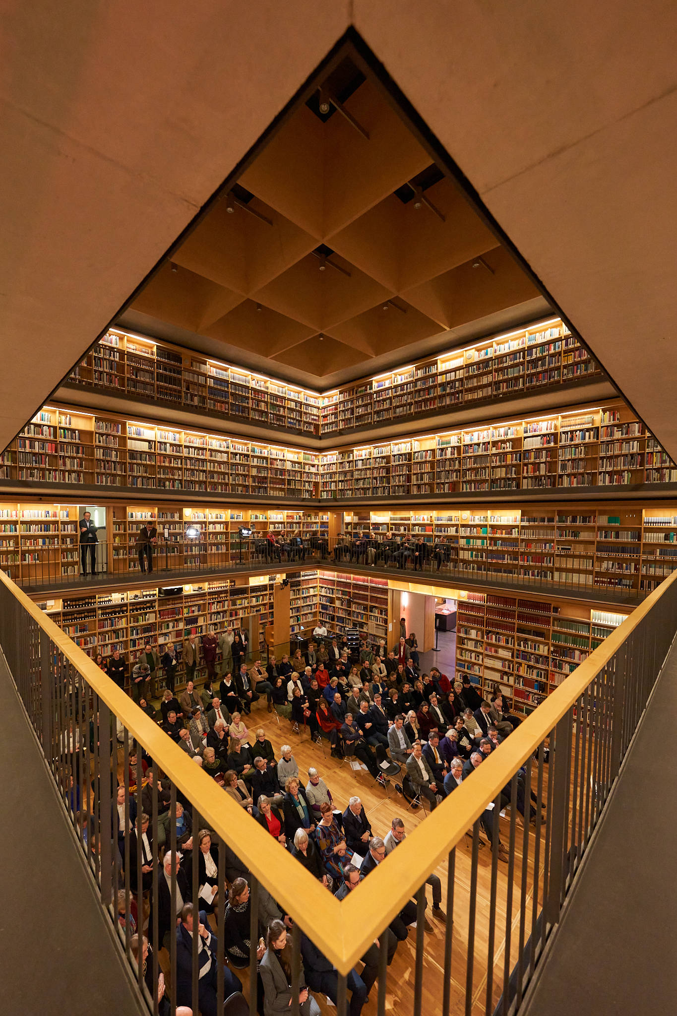 <p>Besucher*innen im vollbesetzten Bücherkubus © Klassik Stiftung Weimar</p>