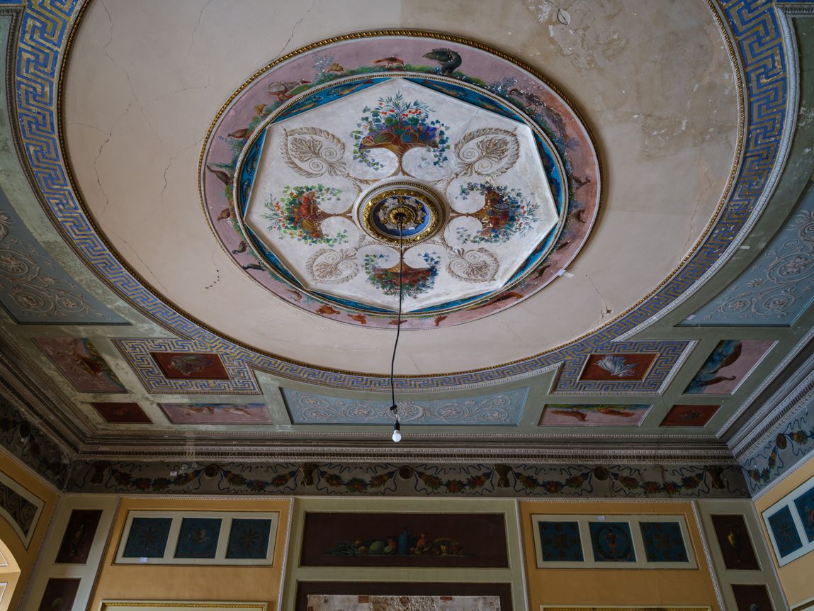 <p>Die Decke im Tafelzimmer in der Beletage des Ostflügels: Warten auf die Restaurierung</p>