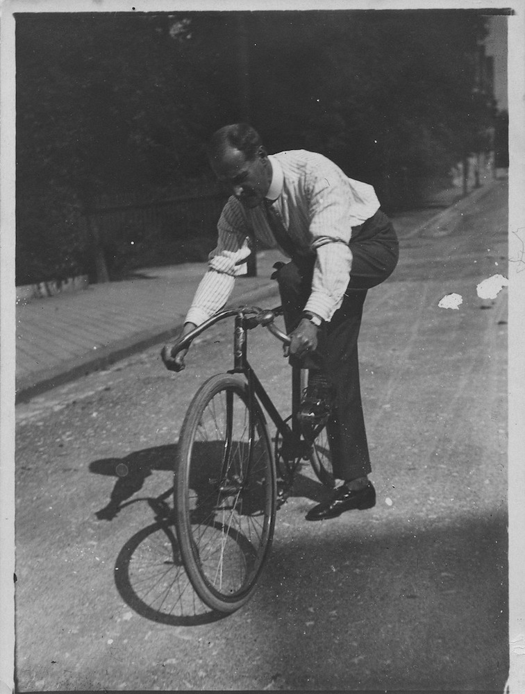 Lyonel Feininger auf seinem Fahrrad, 1926, Foto: T. Lux Feininger