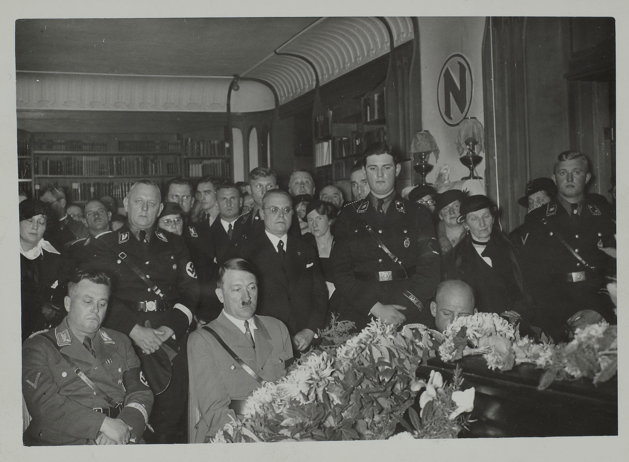 Adolf Hitler im Nietzsche-Archiv bei der Trauerfeier für Elisabeth Förster-Nietzsche, November 1935