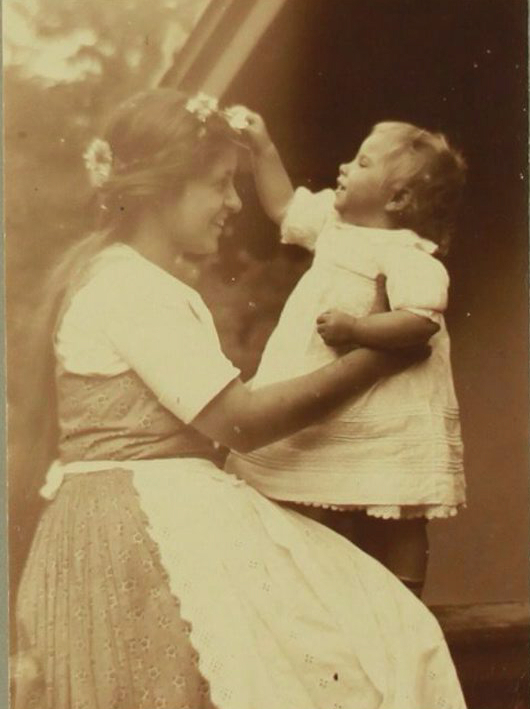 <p>Alexandra Röhl mit Sohn Tülö, um 1921, Foto: Unbekannt © Karl Peter Röhl Stiftung</p>