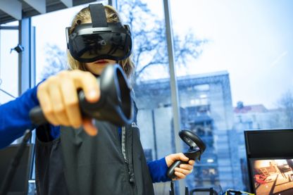 Eine der Studierenden testet eine Virtual Reality Anwendung