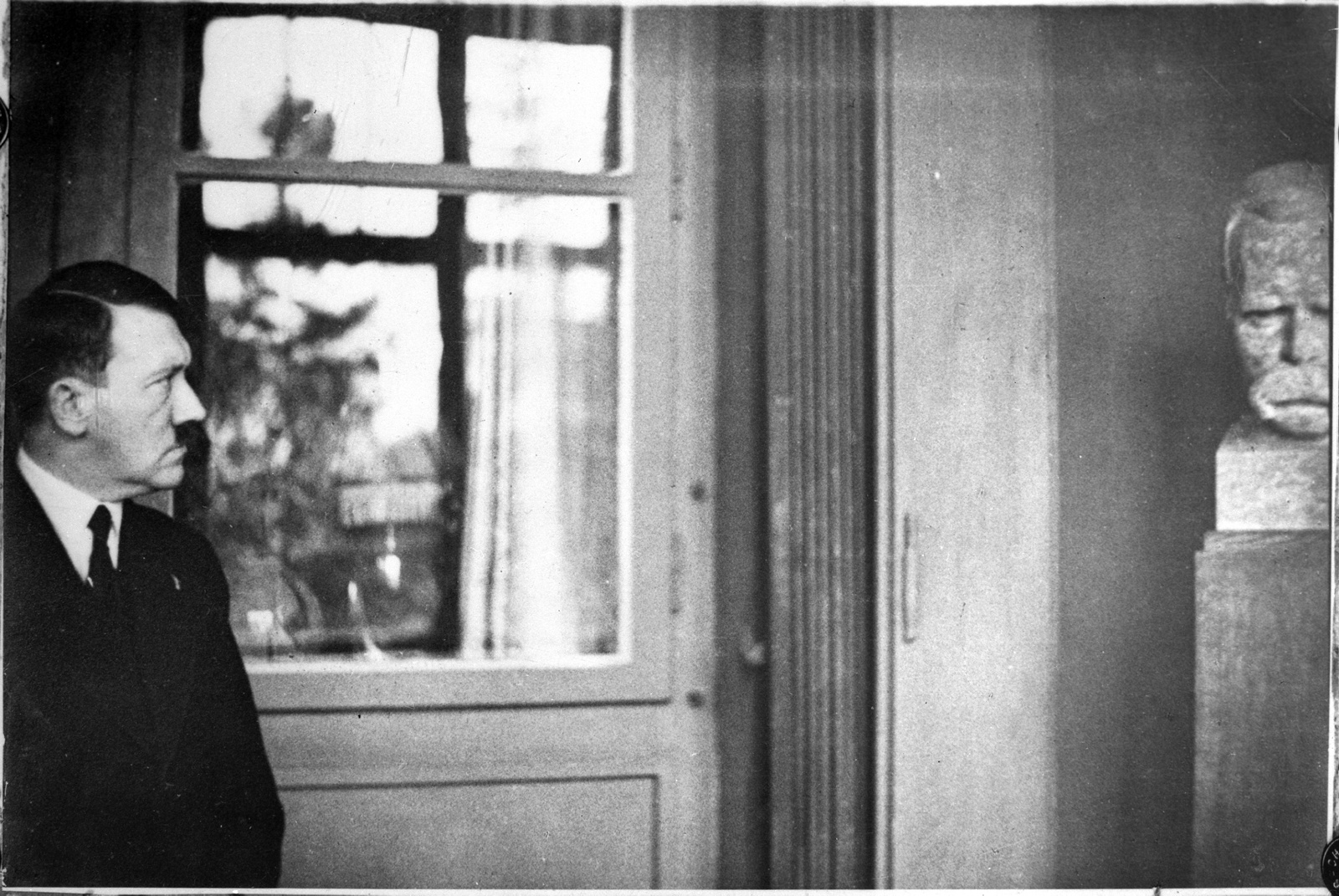 Adolf Hitler im Nietzsche-Archiv neben einer Nietzsche-Büste von Fritz Röll, 1932, © Klassik Stiftung Weimar