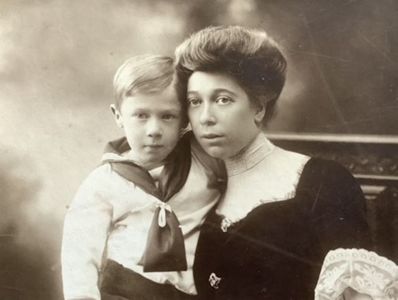 <p>Elsa von Klarwill with her son Victor, before 1910,</p>
