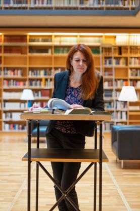 Als Juristin im Team Provenienzforschung ist Cora Chall u.a. für die Verhandlungen mit den Rechtsnachfolgern zuständig. Auch in der Herzogin Anna Amalia Bibliothek bereitet sie sich darauf vor, © Axel Völcker