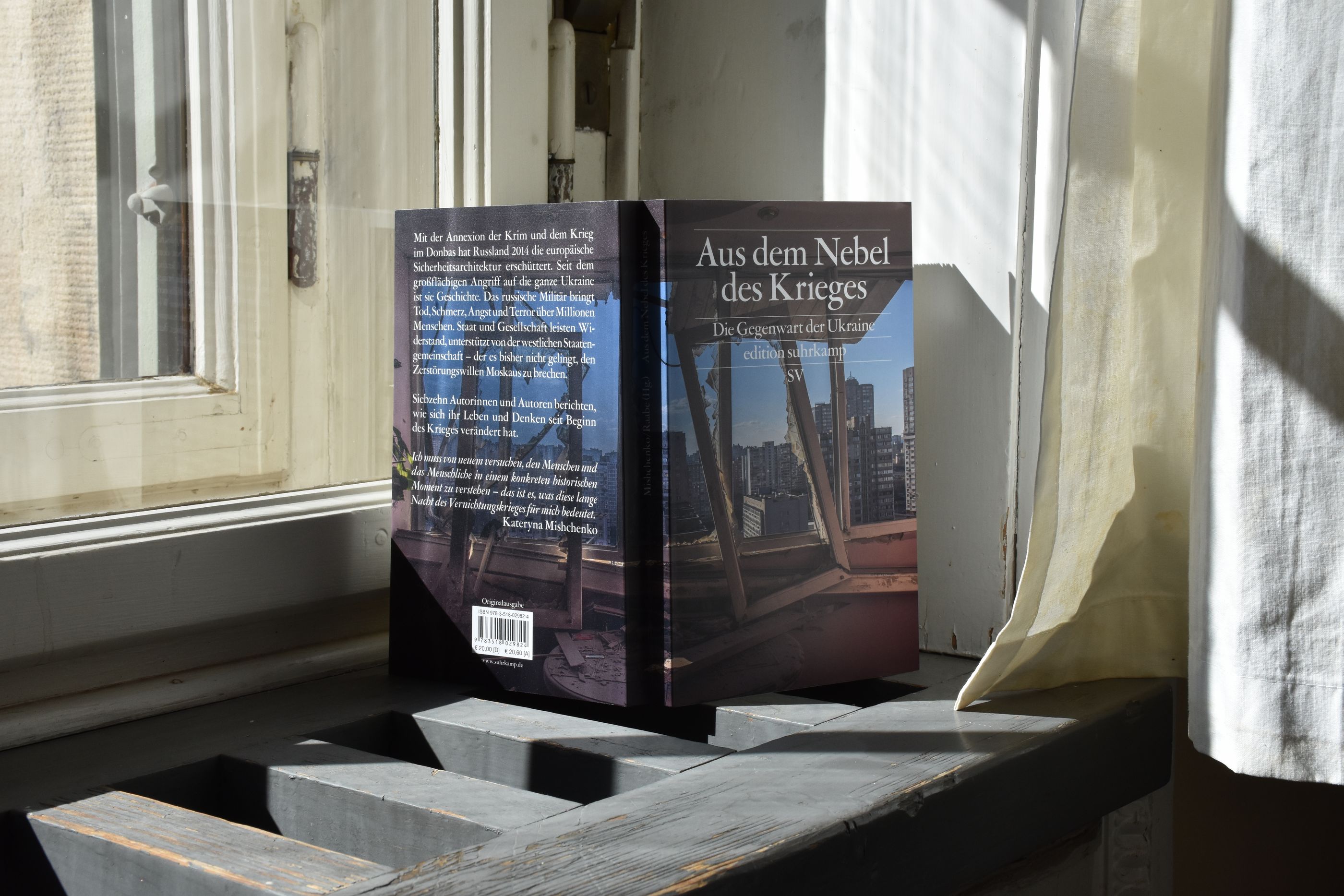 Der von Kateryna Mishchenko und Katharina Raabe herausgegebene Band „Aus dem Nebel des Krieges. Die Gegenwart der Ukraine“. Foto: Lisa Bußler