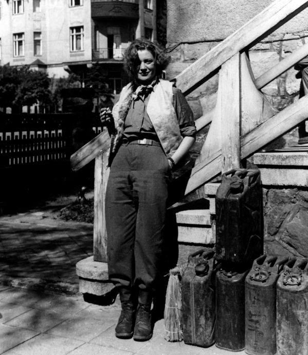 
                                                 David E. Scherman: Lee Miller mit den wesentlichen Dingen des Lebens, Weimar, 1945