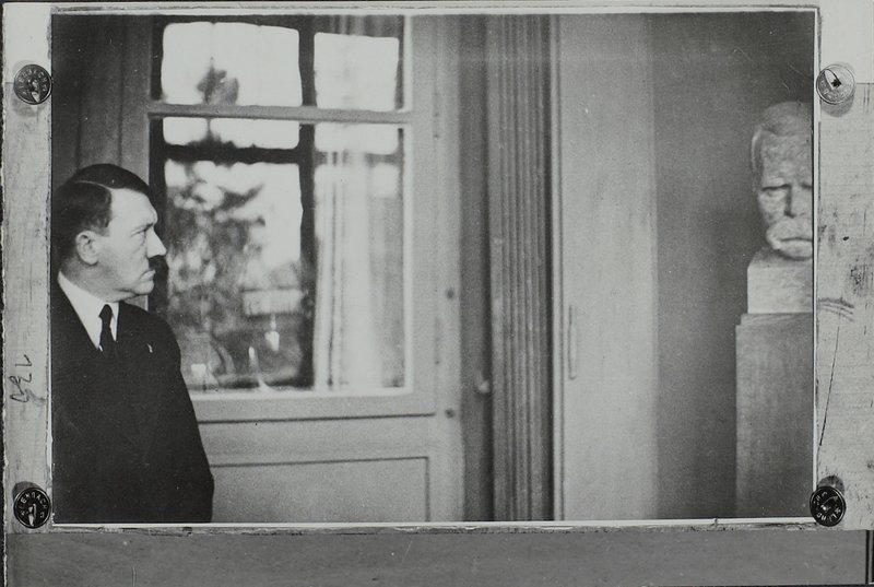 <a href="https://blog.klassik-stiftung.de/netzwerk-foerster-nietzsche-adolf-hitler/" target=" target=" class="external-link">Adolf Hitler</a> (1932) © Klassik Stiftung Weimar