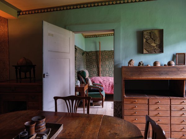 <p>Blick aus dem Arbeitszimmer in das angrenzende Schlafzimmer Goethes © Gordon Welters</p>