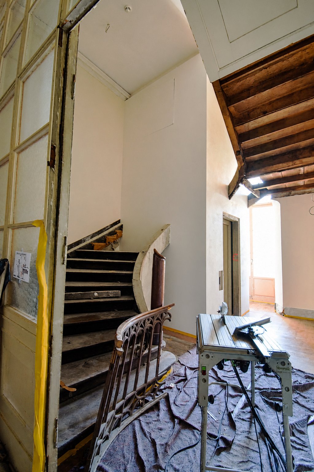 <p>Zugunsten eines Aufzugs muss eine alte Treppe im Schloss weichen. Geschickter Weise aber nicht ganz. ©Kathleen Kröger | Klassik Stiftung Weimar.</p>