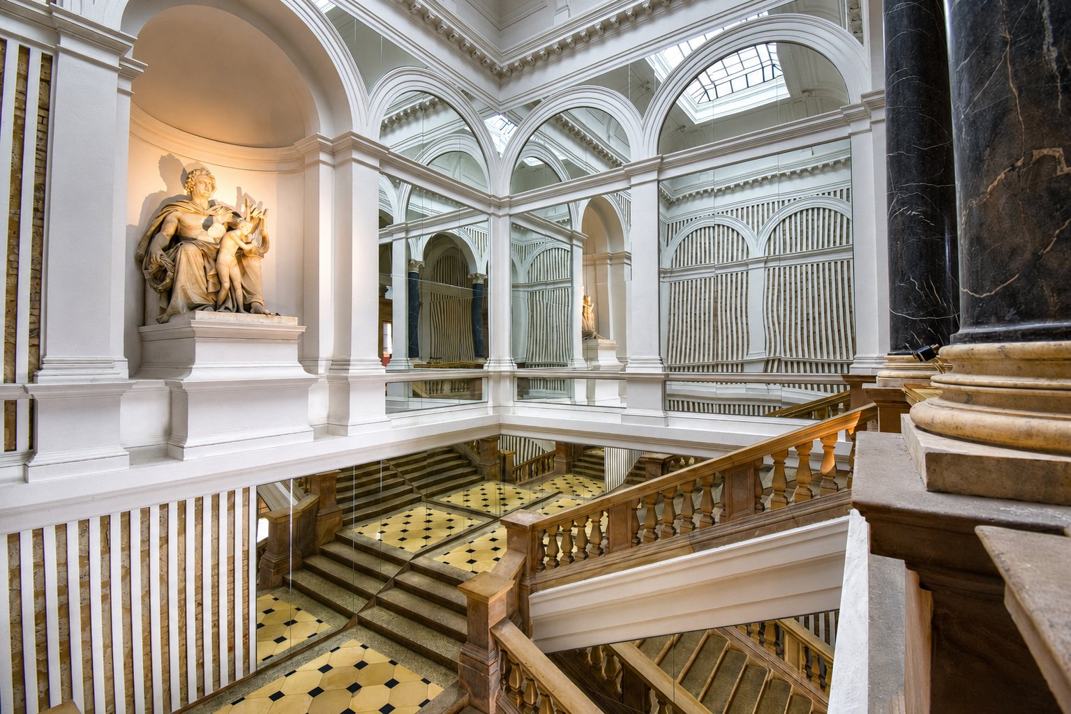 <p>Der Treppenaufgang im Museum Neues Weimar. ©Leonie Ernst | Klassik Stiftung Weimar</p>