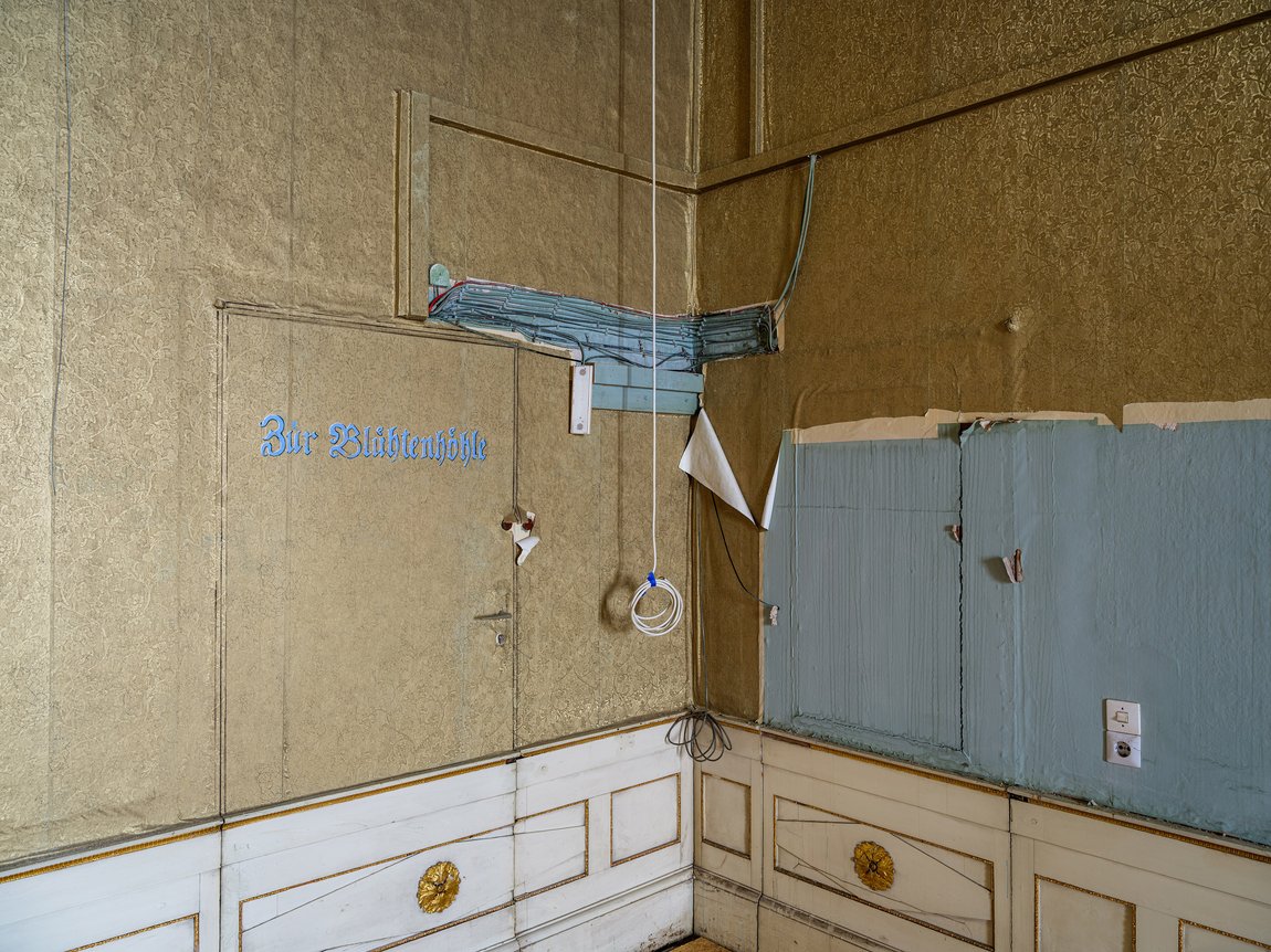 <p>Eine geheimnisvolle versiegelte Tapetentür in der Beletage des Ostflügels </p>