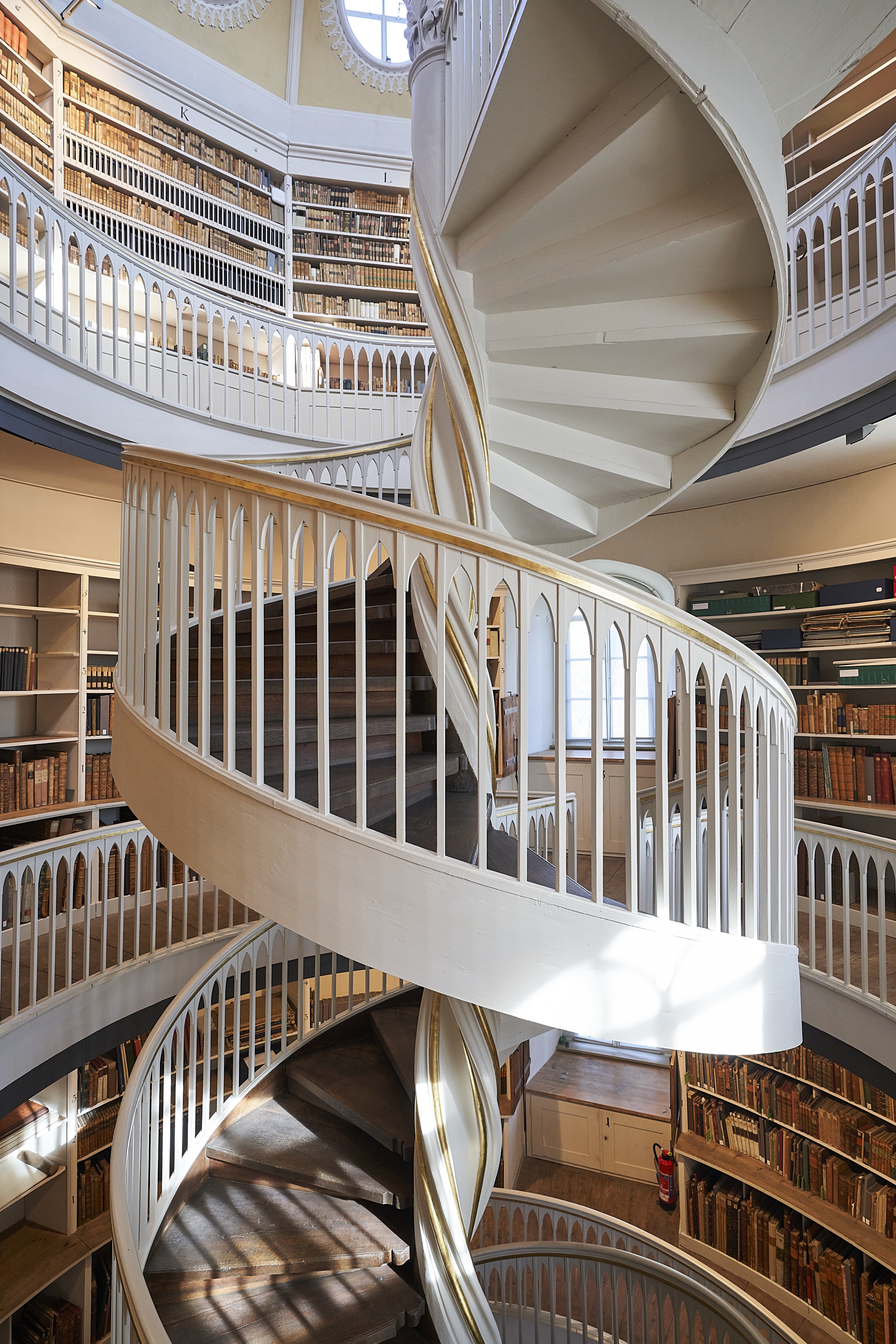 <p>Die sehenswerte Wendetreppe im Bücherturm. ©Hannes Betram | Klassik Stiftung Weimar</p>