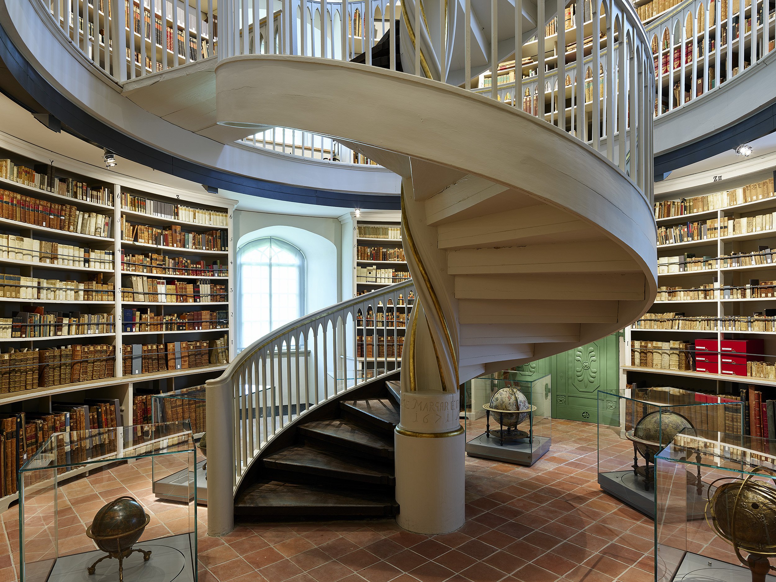 <p>Die Militärbibliothek bietet historische Bücher und Globen. ©Daniel Zielske | Klassik Stiftung Weimar</p>