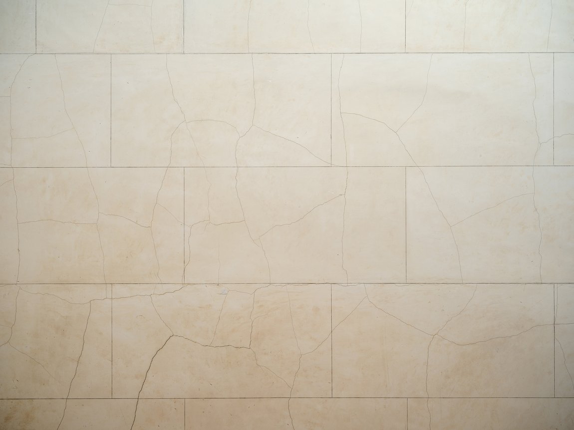 <p>Wertvoller Stuckmarmor im Treppenhaus von Coudray, Fugenbilder appliziert in Grafit</p>